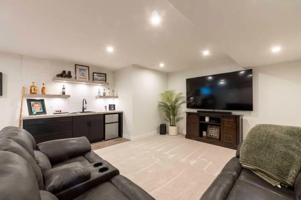 201 Thompson Crescent Red Deer AB T4P 0E5