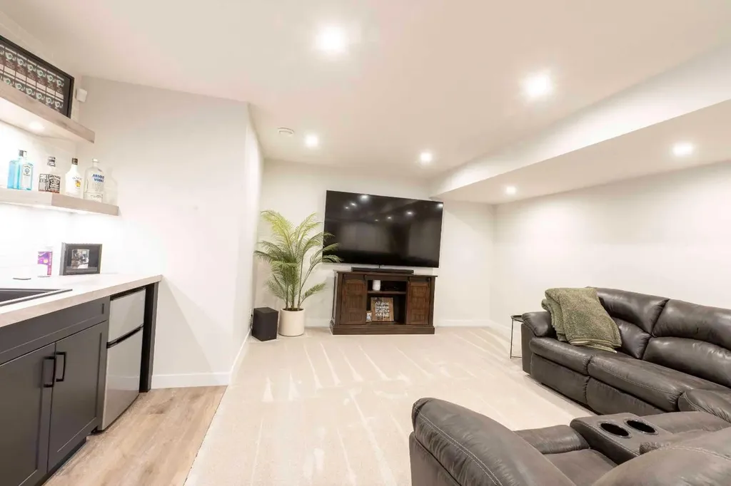 201 Thompson Crescent Red Deer AB T4P 0E5