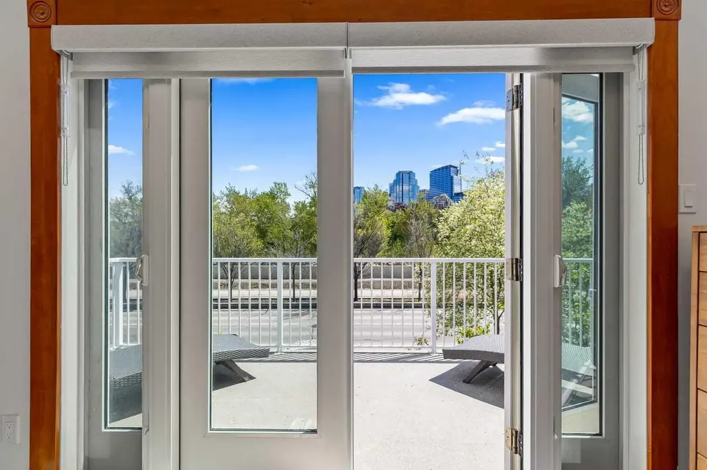 726 Memorial Drive NW Calgary AB T2N 3C7