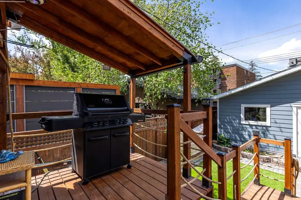 726 Memorial Drive NW Calgary AB T2N 3C7