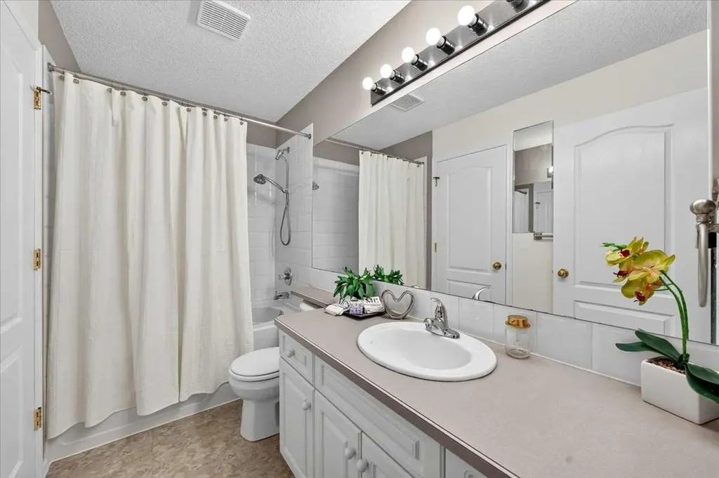 17 Edgeridge Terrace NW Calgary AB T3A 6C1