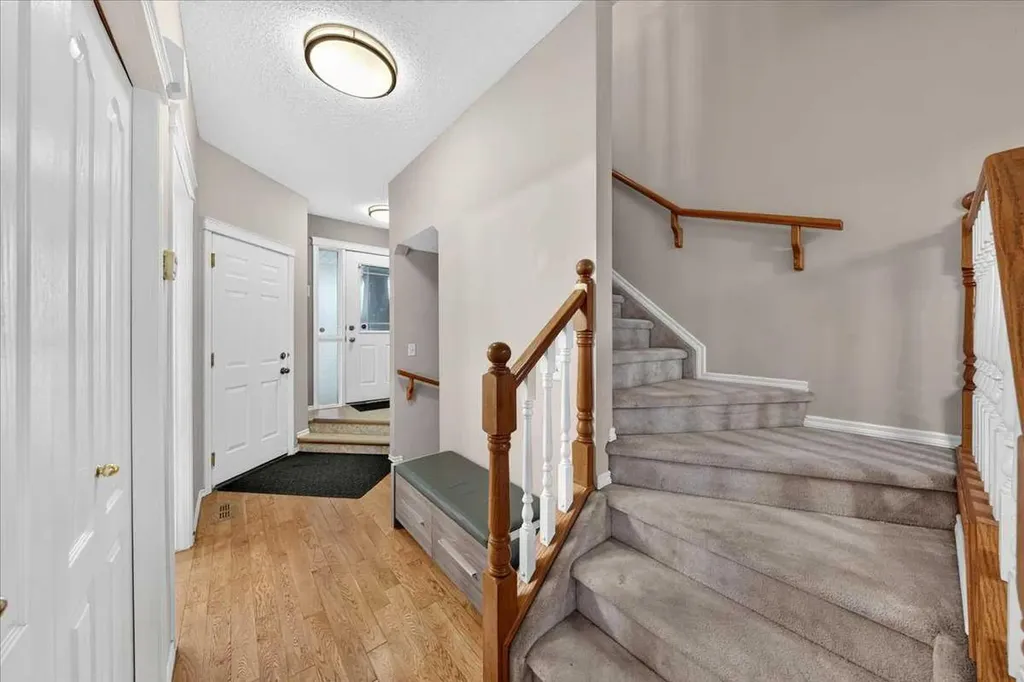 17 Edgeridge Terrace NW Calgary AB T3A 6C1