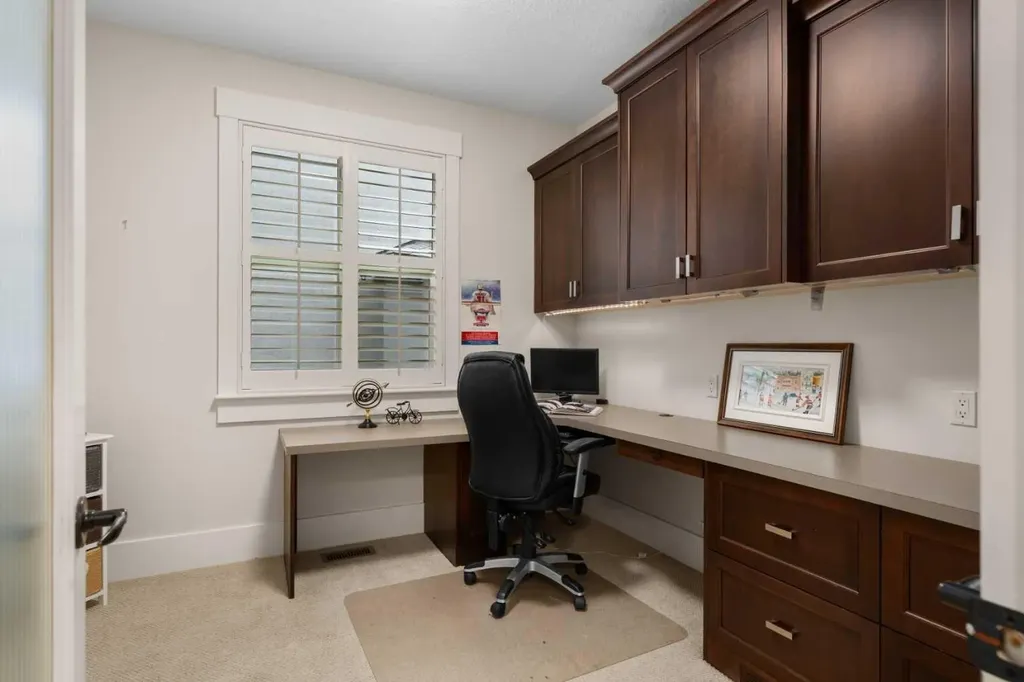 11 Aspen Cliff Place SW Calgary AB T3H 0M1