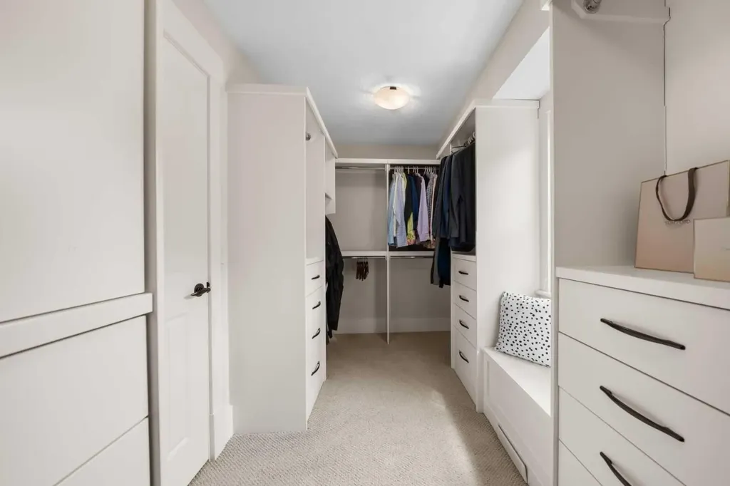 11 Aspen Cliff Place SW Calgary AB T3H 0M1