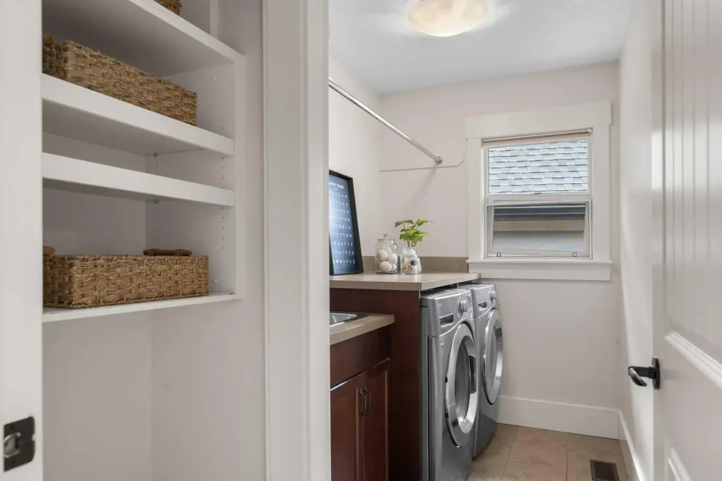 11 Aspen Cliff Place SW Calgary AB T3H 0M1