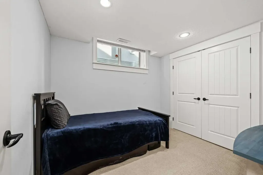 11 Aspen Cliff Place SW Calgary AB T3H 0M1