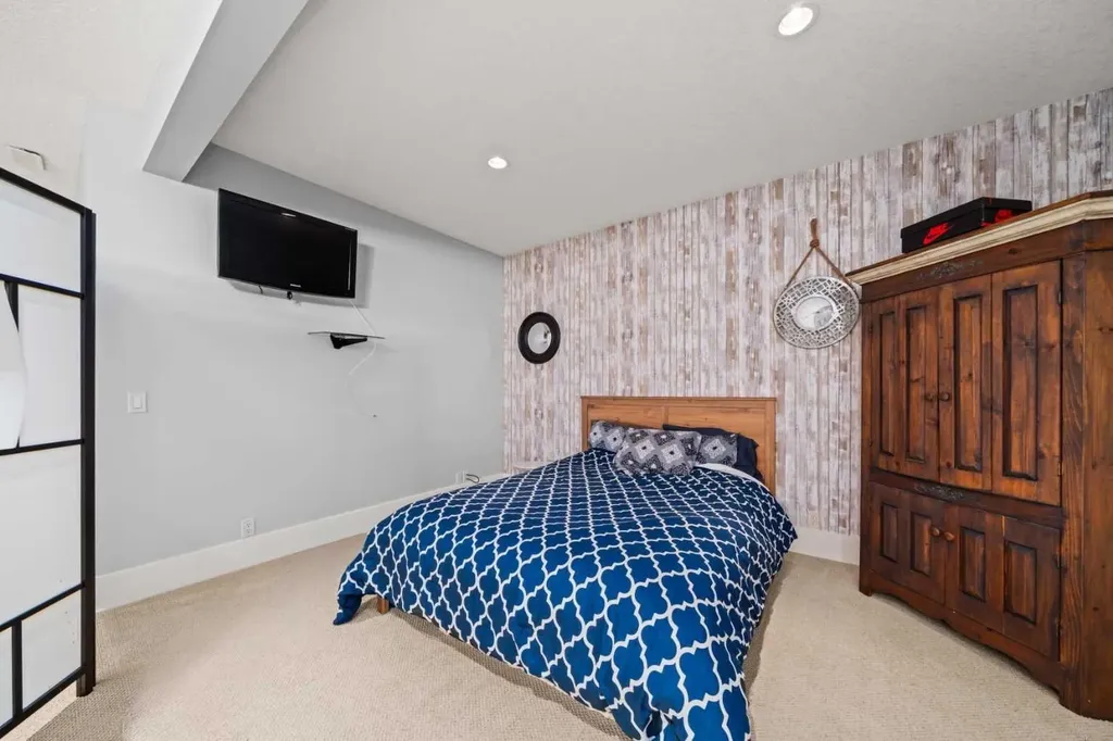 11 Aspen Cliff Place SW Calgary AB T3H 0M1