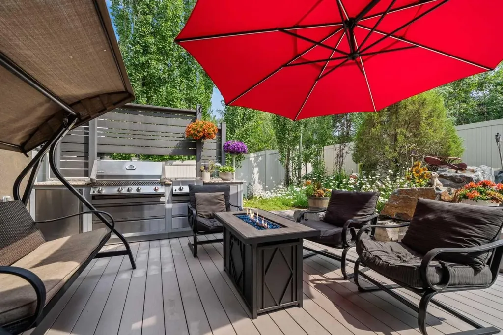11 Aspen Cliff Place SW Calgary AB T3H 0M1