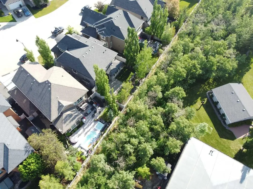 11 Aspen Cliff Place SW Calgary AB T3H 0M1