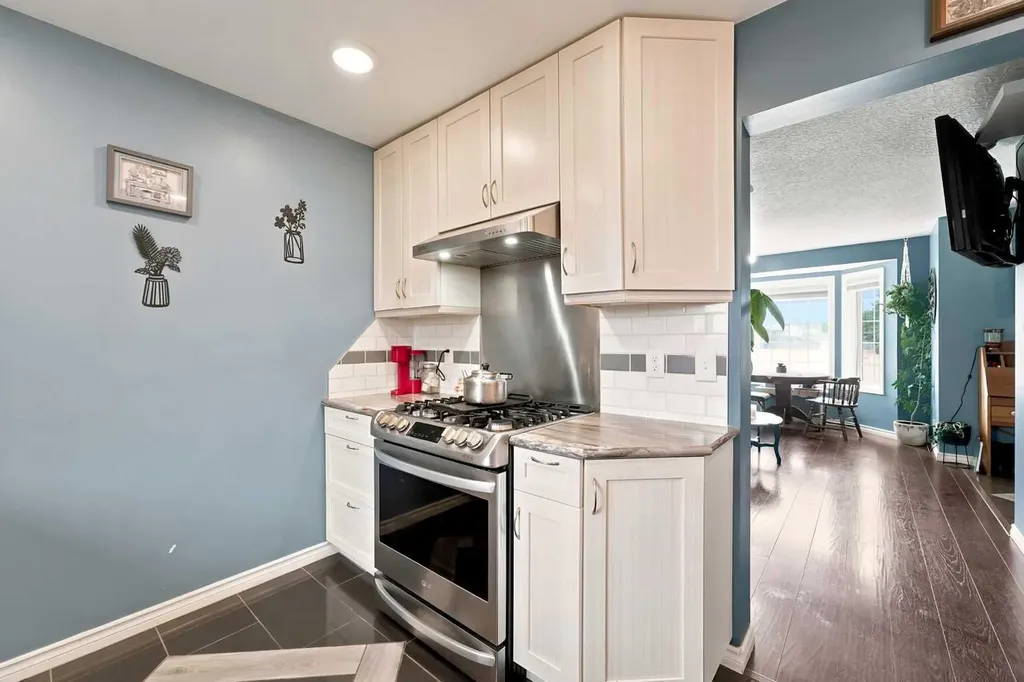 4707 44 Street Sylvan Lake AB T4S 1N5