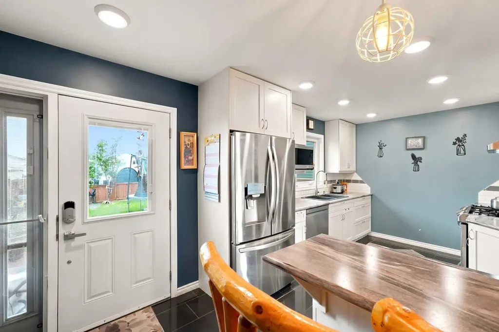 4707 44 Street Sylvan Lake AB T4S 1N5