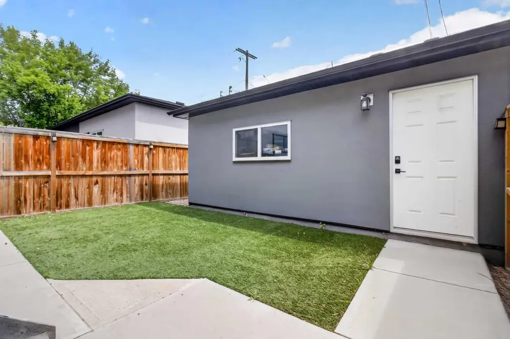 2234 28 Street SW Calgary AB T3E 2H6