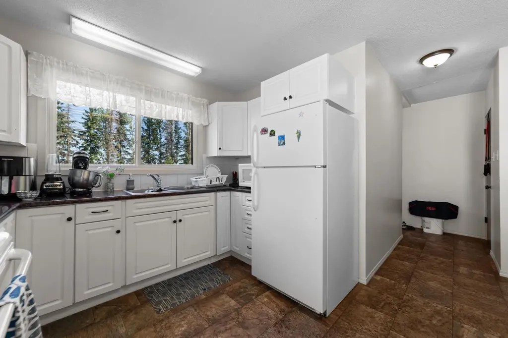 6404B 45 Avenue Camrose AB T4V 0C2