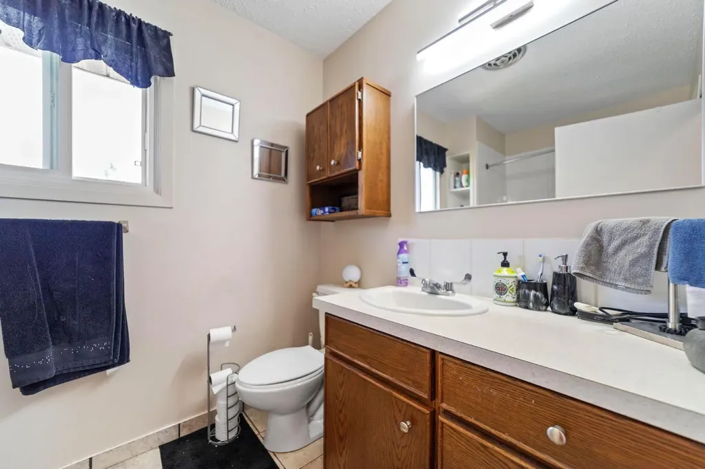 6404B 45 Avenue Camrose AB T4V 0C2