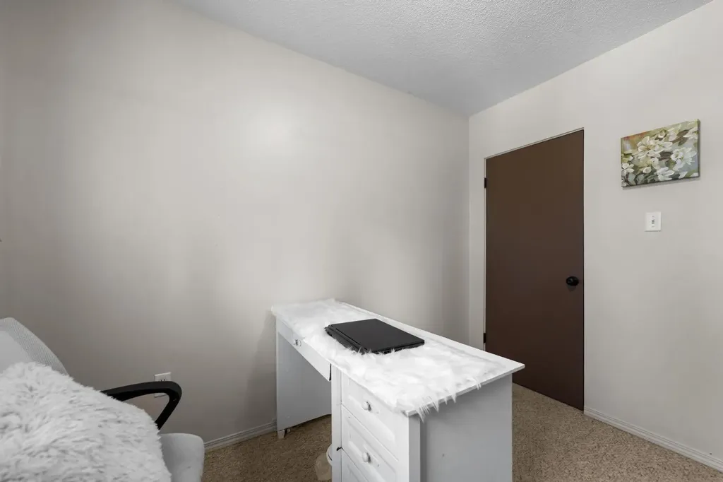 6404B 45 Avenue Camrose AB T4V 0C2