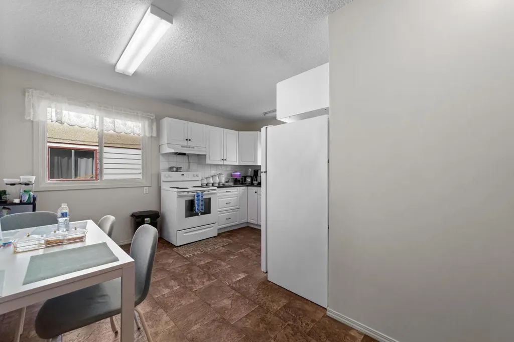 6404B 45 Avenue Camrose AB T4V 0C2
