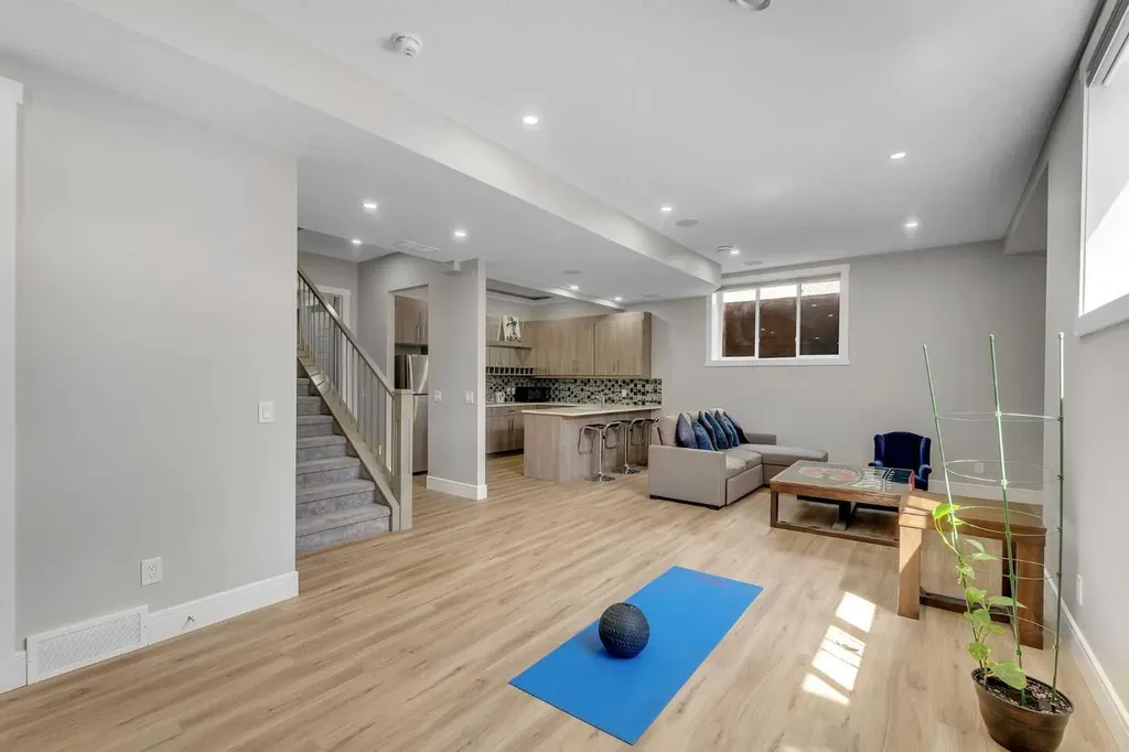876 East Lakeview Road Chestermere AB T1X 0W7