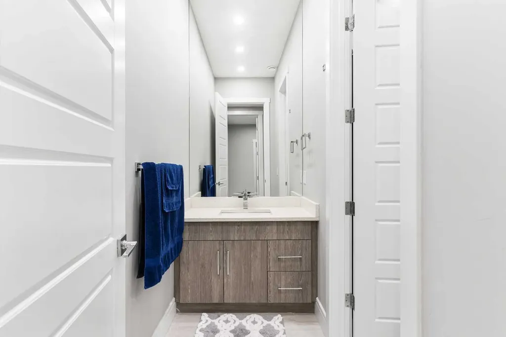 876 East Lakeview Road Chestermere AB T1X 0W7