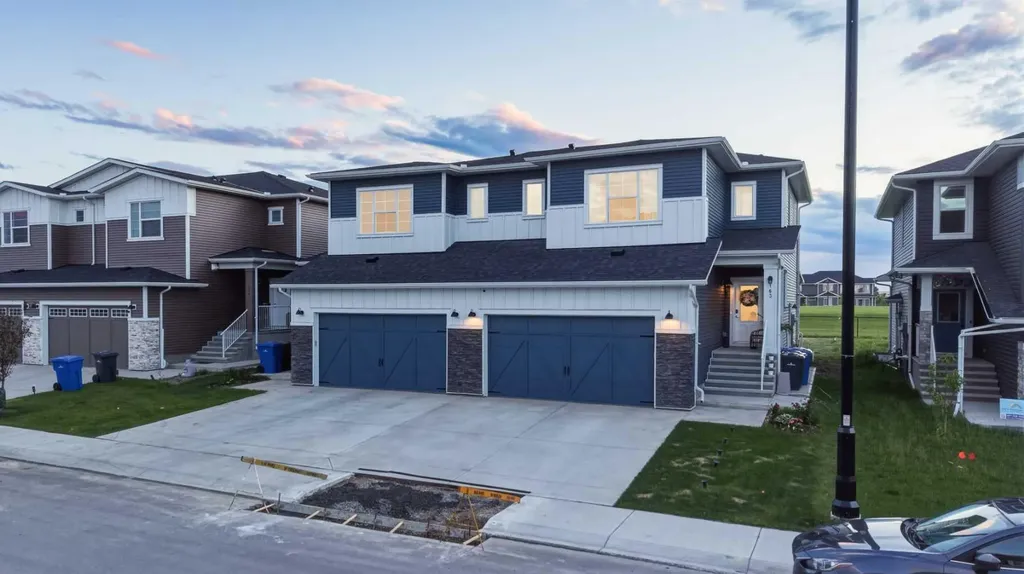 163 Dawson Wharf Rise Mount Chestermere AB t1x2x3
