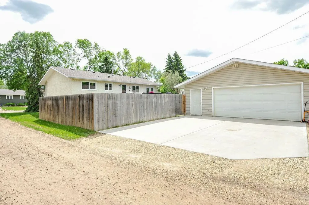 6606 44 Avenue Camrose AB T4V 2T9