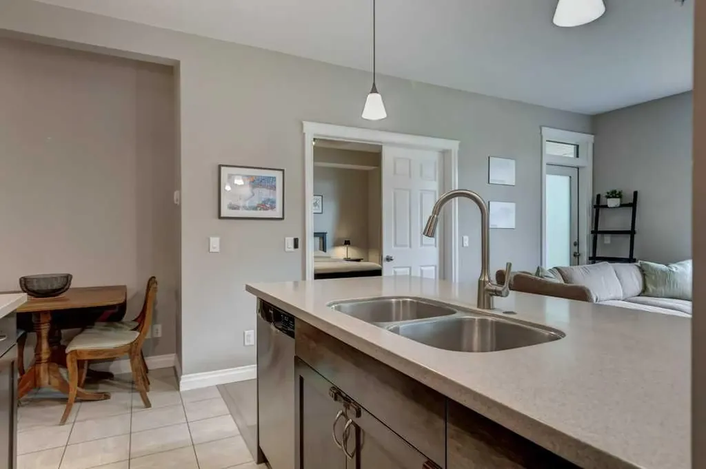 2 Hemlock Crescent SW Calgary AB T3C 2Z1