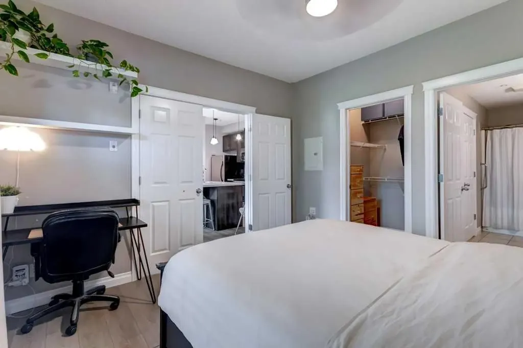 2 Hemlock Crescent SW Calgary AB T3C 2Z1