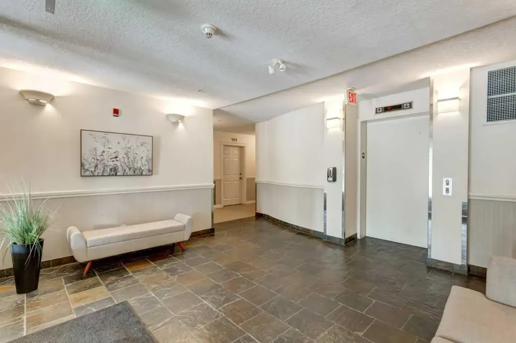 2 Hemlock Crescent SW Calgary AB T3C 2Z1
