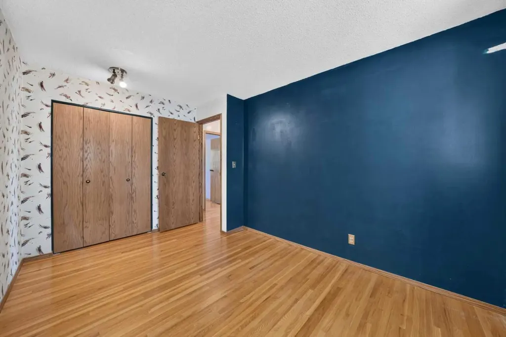 135 Huntcroft Way NE Calgary AB T2K 4E4