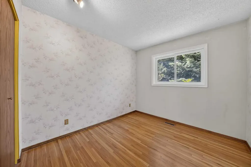 135 Huntcroft Way NE Calgary AB T2K 4E4
