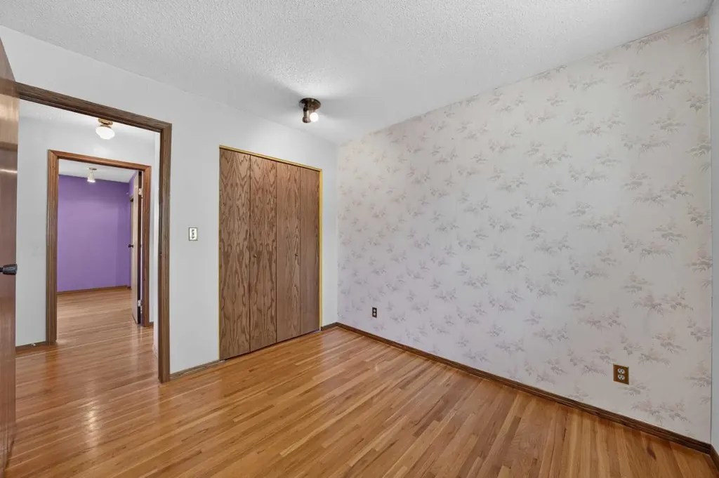 135 Huntcroft Way NE Calgary AB T2K 4E4