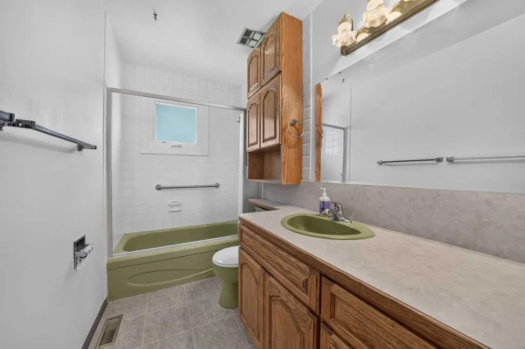 135 Huntcroft Way NE Calgary AB T2K 4E4