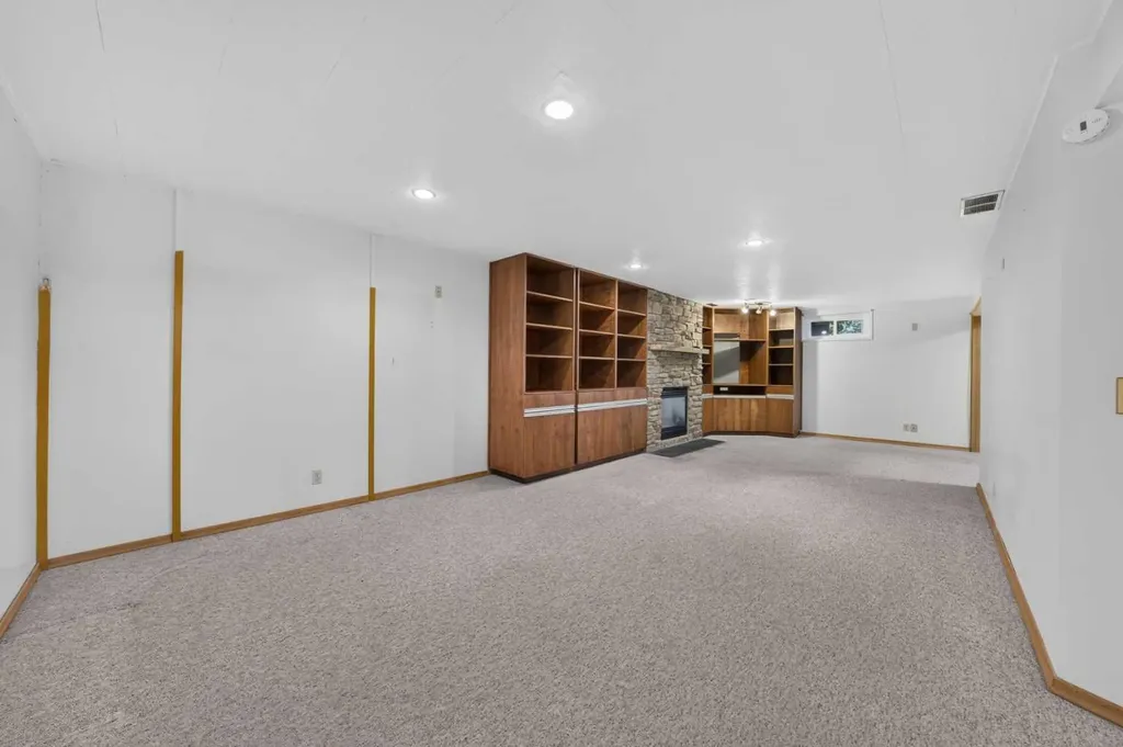 135 Huntcroft Way NE Calgary AB T2K 4E4