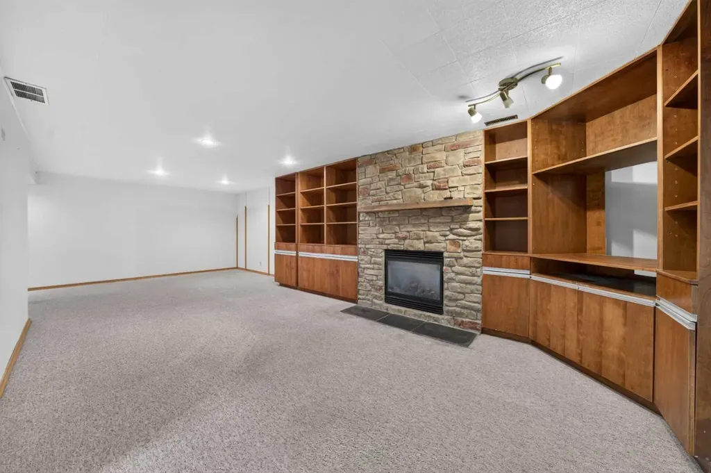 135 Huntcroft Way NE Calgary AB T2K 4E4