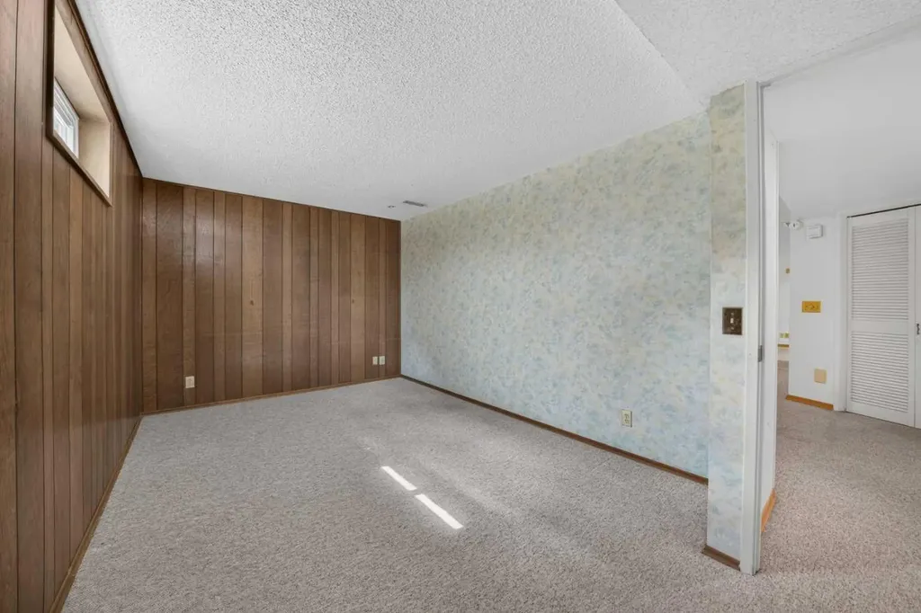 135 Huntcroft Way NE Calgary AB T2K 4E4