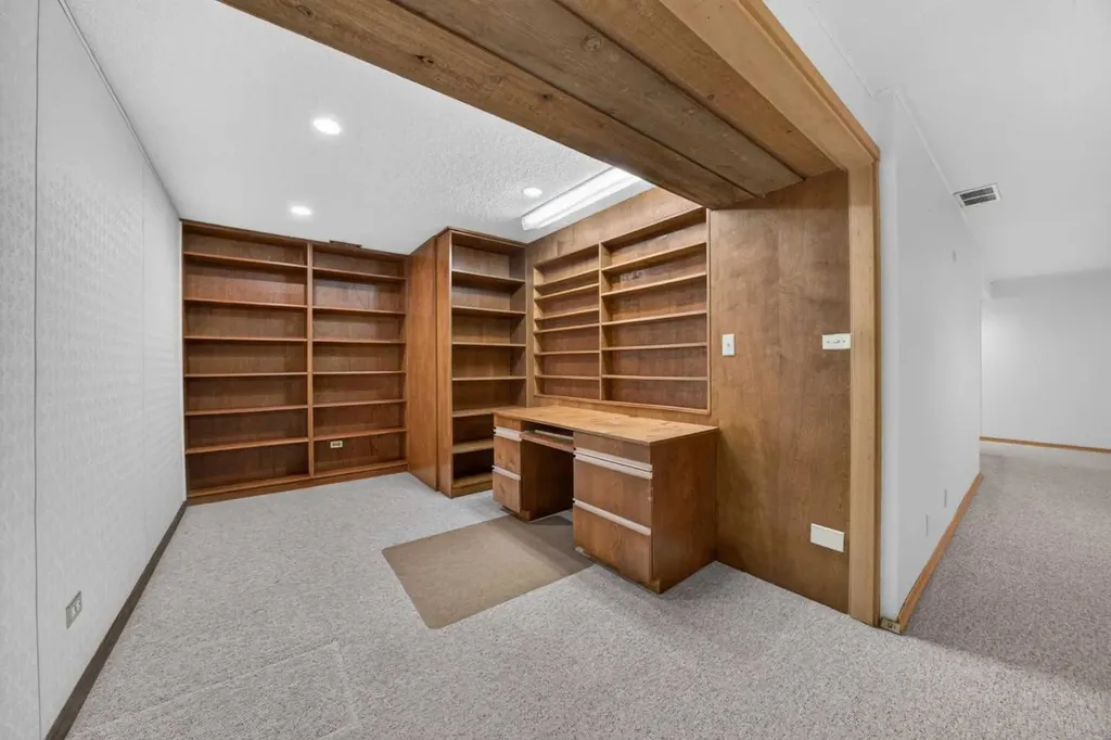 135 Huntcroft Way NE Calgary AB T2K 4E4