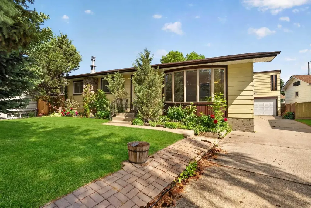 135 Huntcroft Way NE Calgary AB T2K 4E4