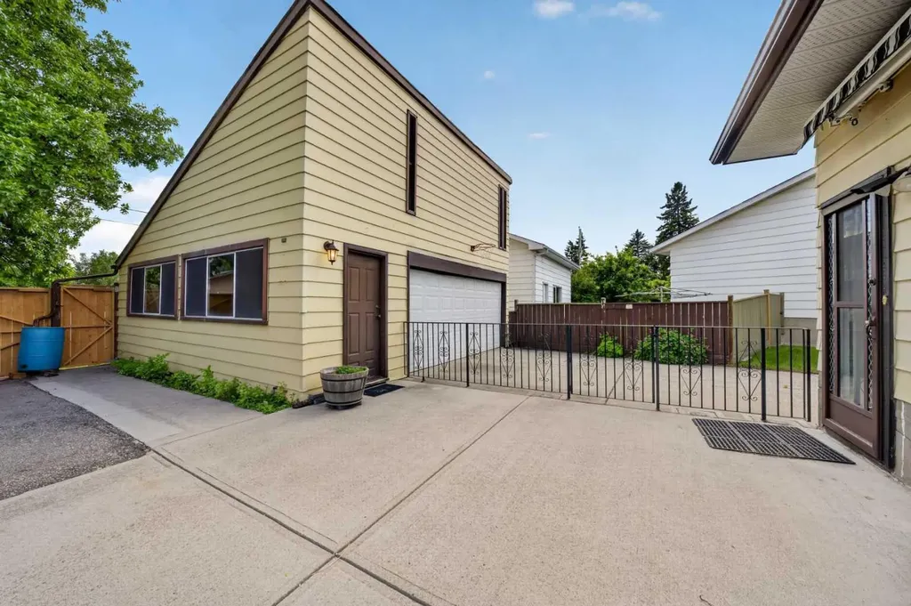 135 Huntcroft Way NE Calgary AB T2K 4E4