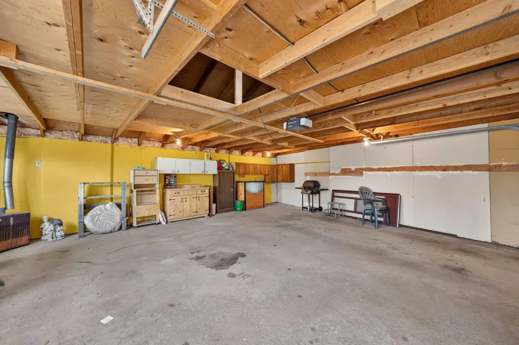 135 Huntcroft Way NE Calgary AB T2K 4E4