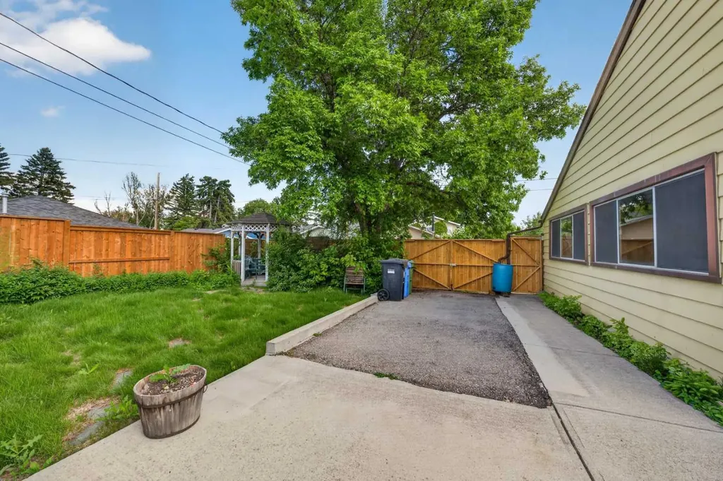 135 Huntcroft Way NE Calgary AB T2K 4E4