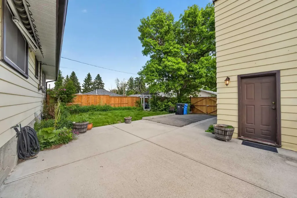 135 Huntcroft Way NE Calgary AB T2K 4E4