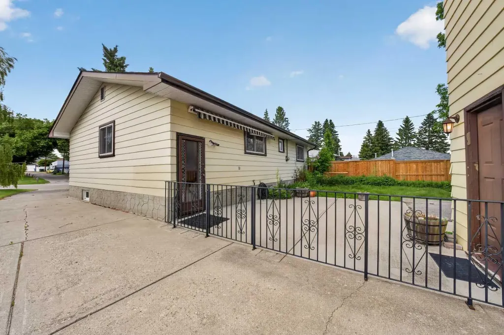 135 Huntcroft Way NE Calgary AB T2K 4E4