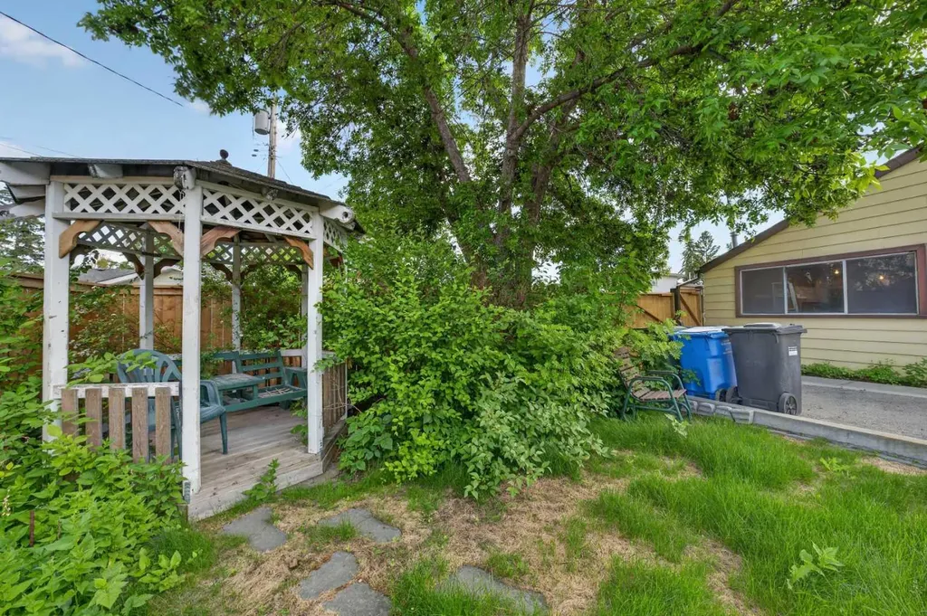 135 Huntcroft Way NE Calgary AB T2K 4E4