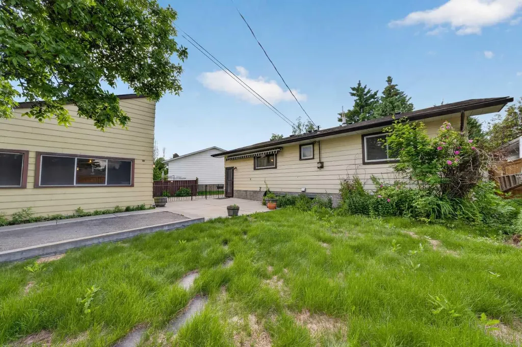 135 Huntcroft Way NE Calgary AB T2K 4E4