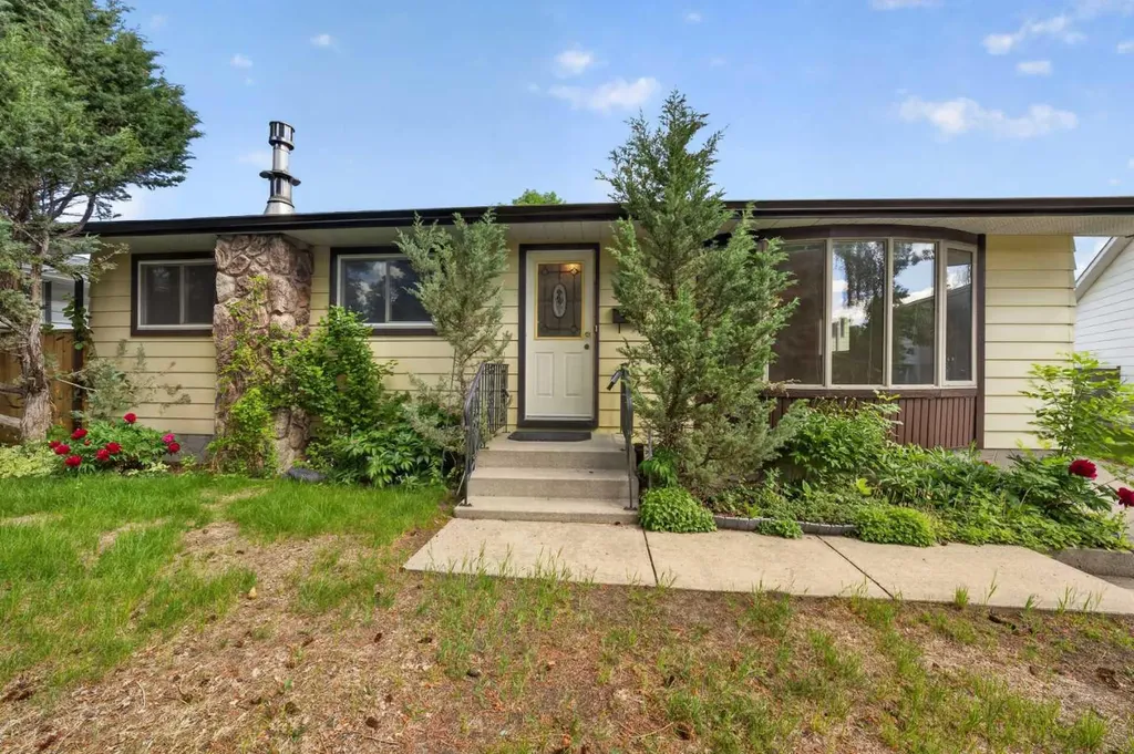135 Huntcroft Way NE Calgary AB T2K 4E4
