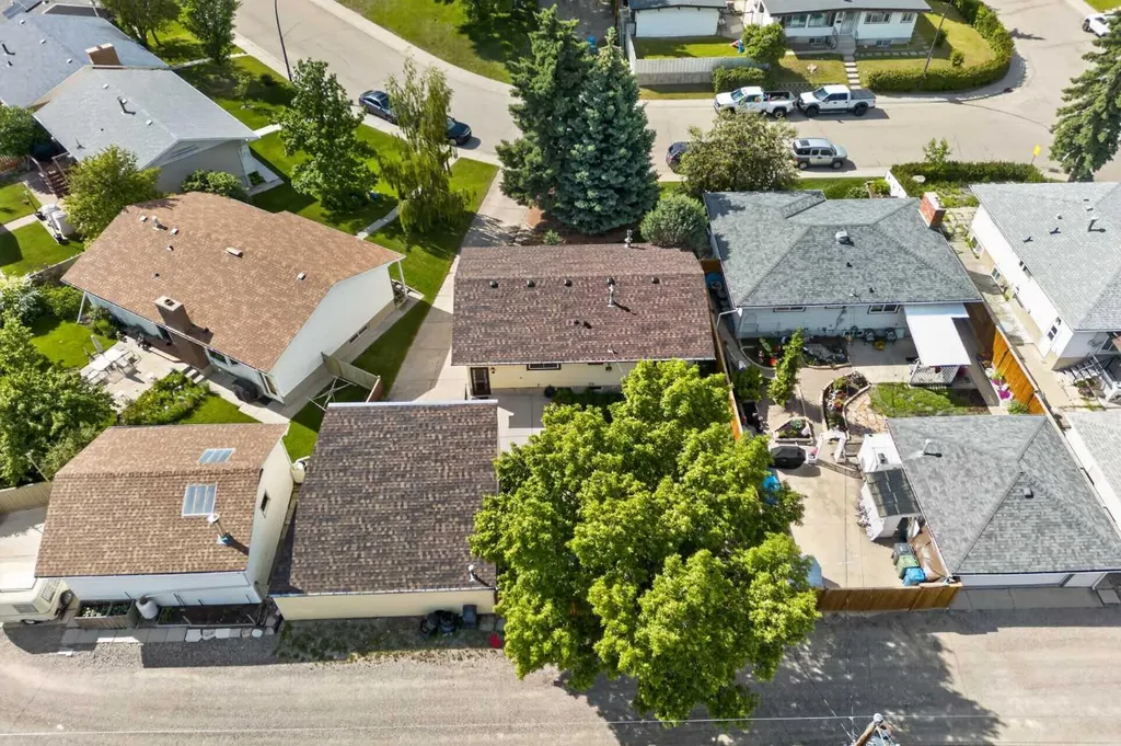135 Huntcroft Way NE Calgary AB T2K 4E4