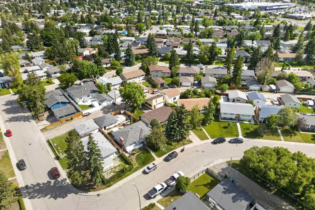 135 Huntcroft Way NE Calgary AB T2K 4E4