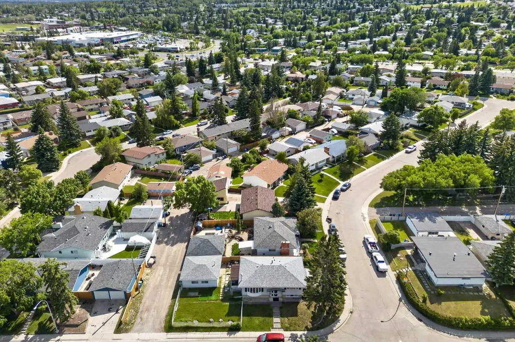 135 Huntcroft Way NE Calgary AB T2K 4E4