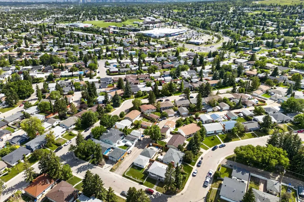 135 Huntcroft Way NE Calgary AB T2K 4E4