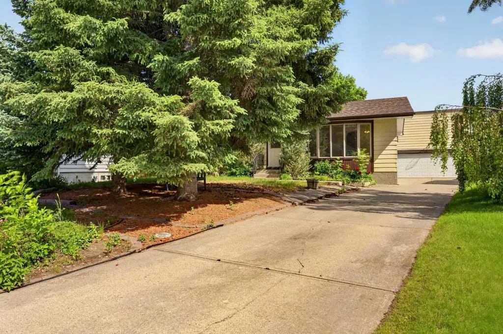 135 Huntcroft Way NE Calgary AB T2K 4E4