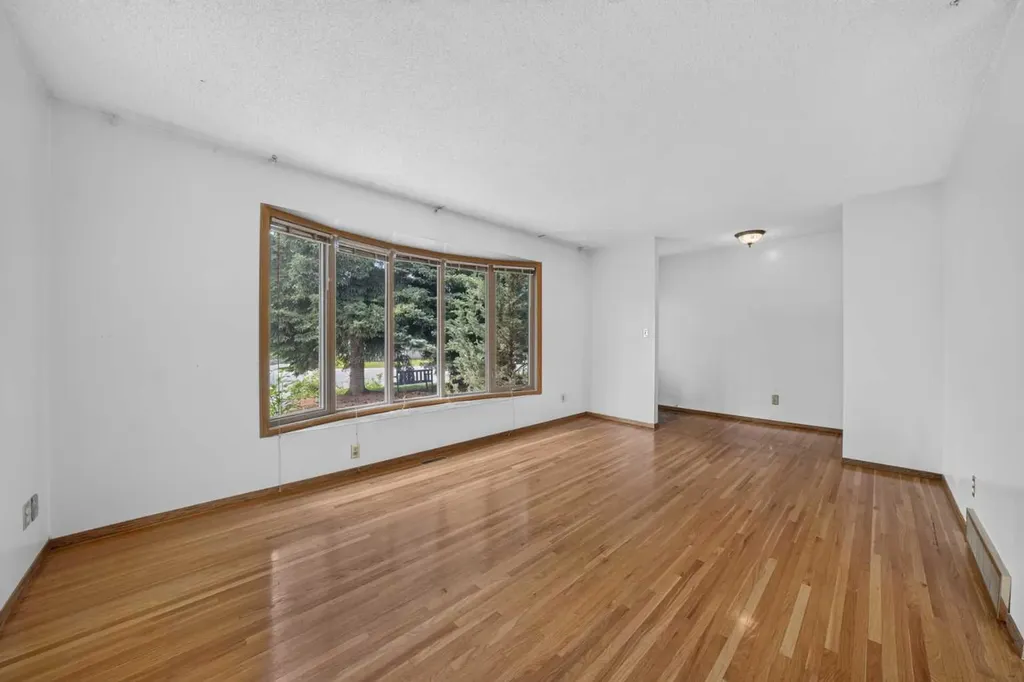 135 Huntcroft Way NE Calgary AB T2K 4E4